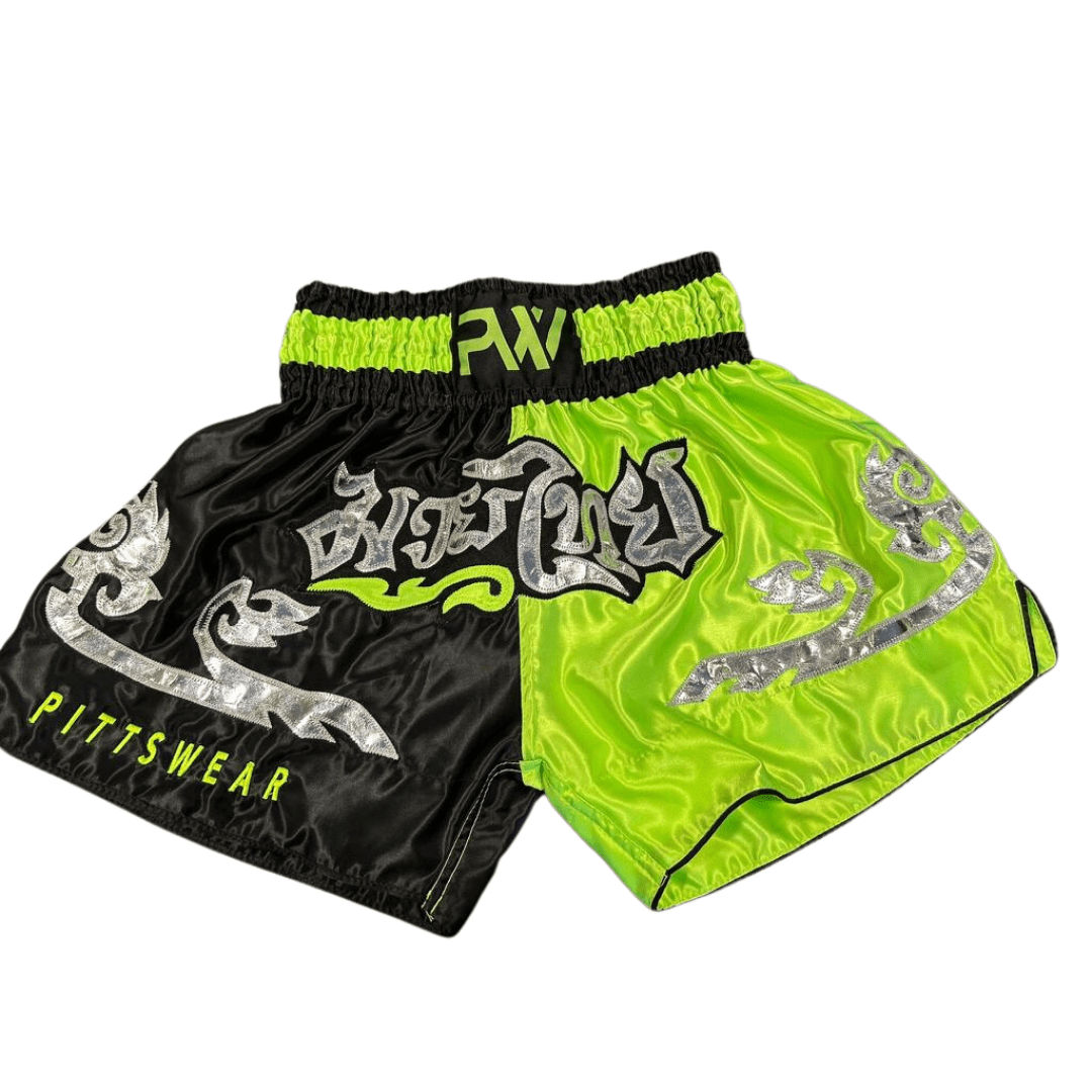 Thaibox Shorts in Schwarz/Grün von PittsWear, aus strapazierfähigem und atmungsaktivem Material mit elastischem Bund und verstellbarem Kordelzug
