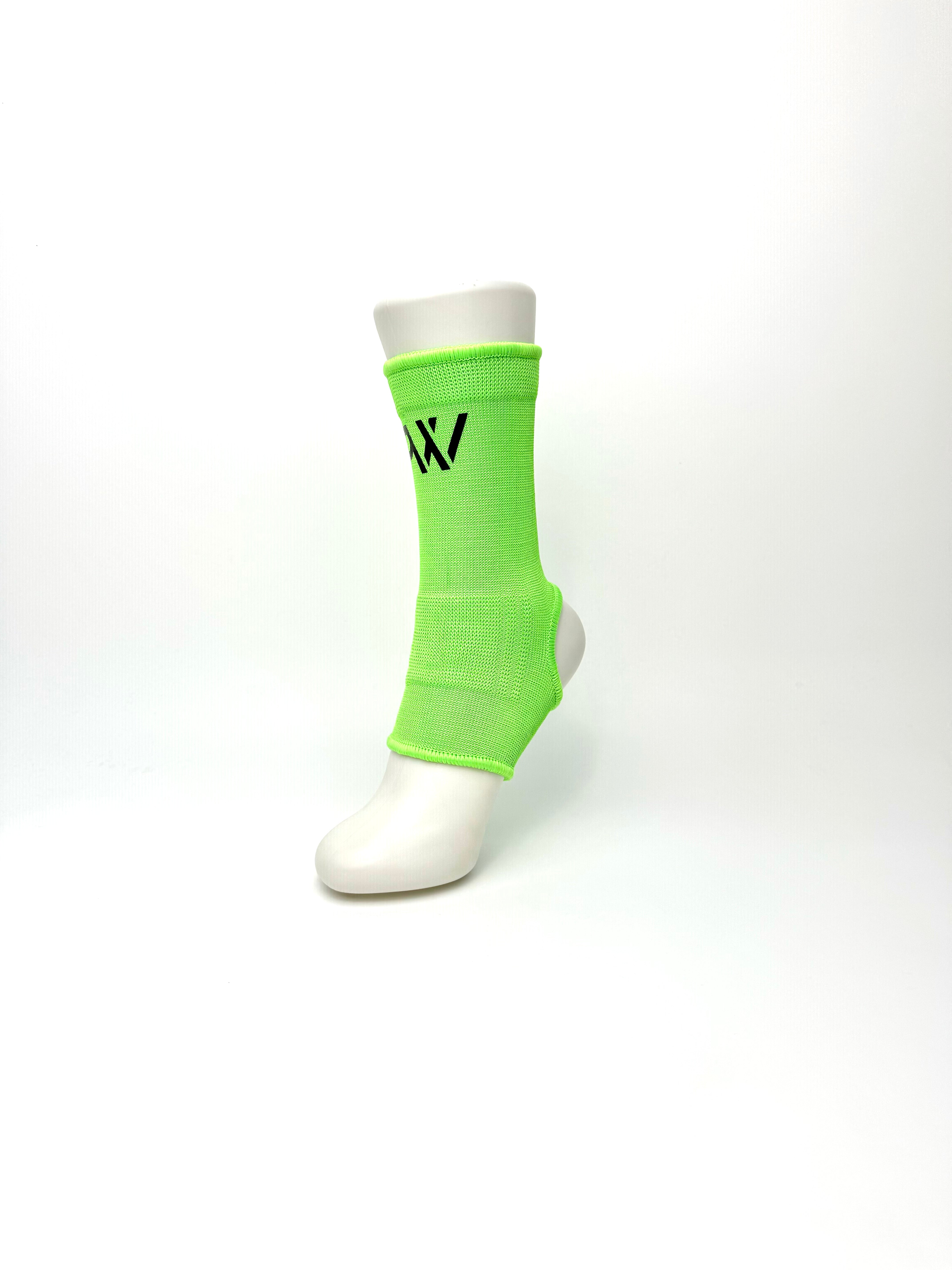 Neon-grüne PittsWear Fußgelenkbandage auf einem Modellfuß, Seitenansicht mit Logo