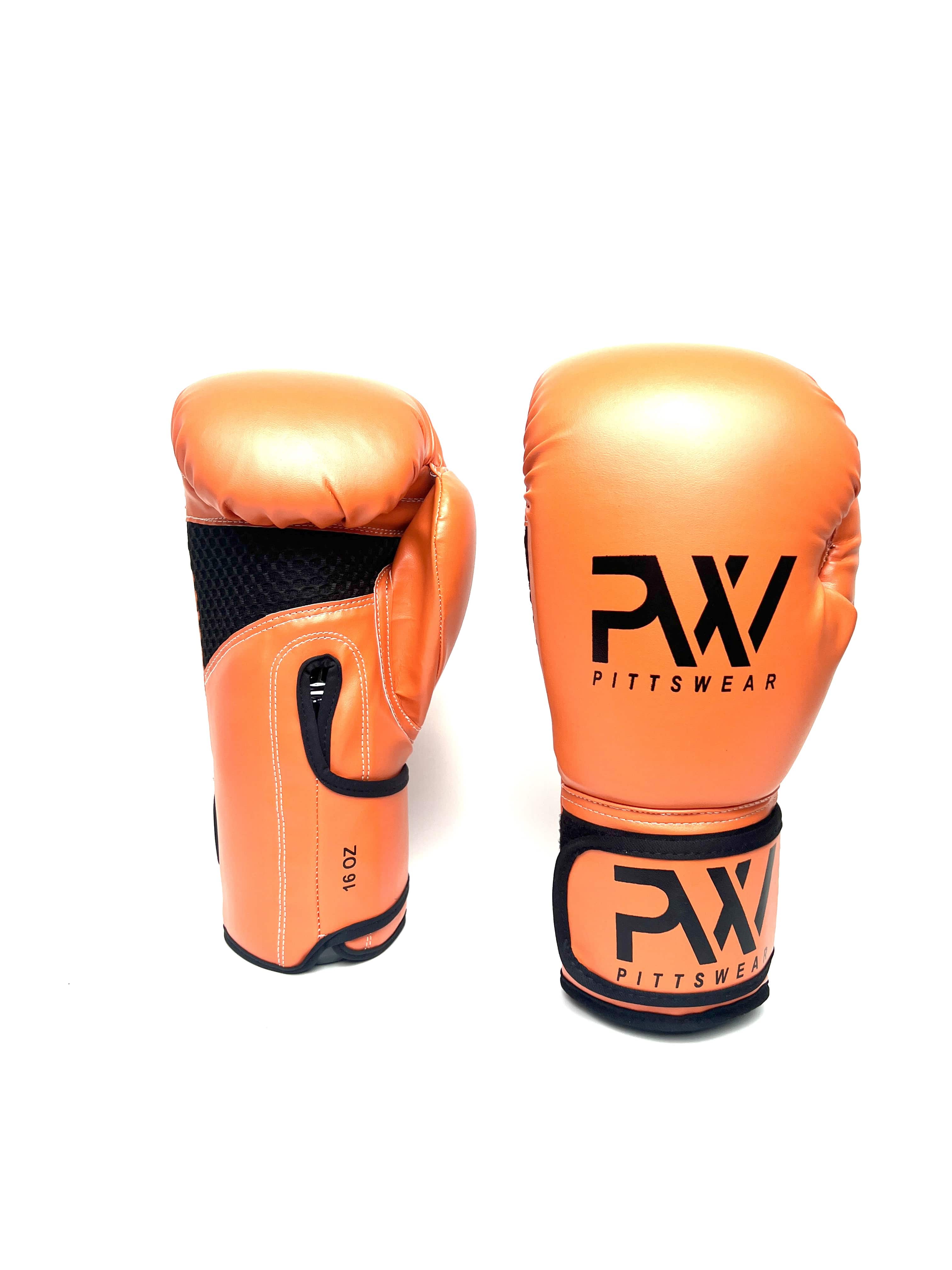 Orange Boxhandschuhe: Ein Paar orange PittsWear 16-Unzen-Boxhandschuhe.