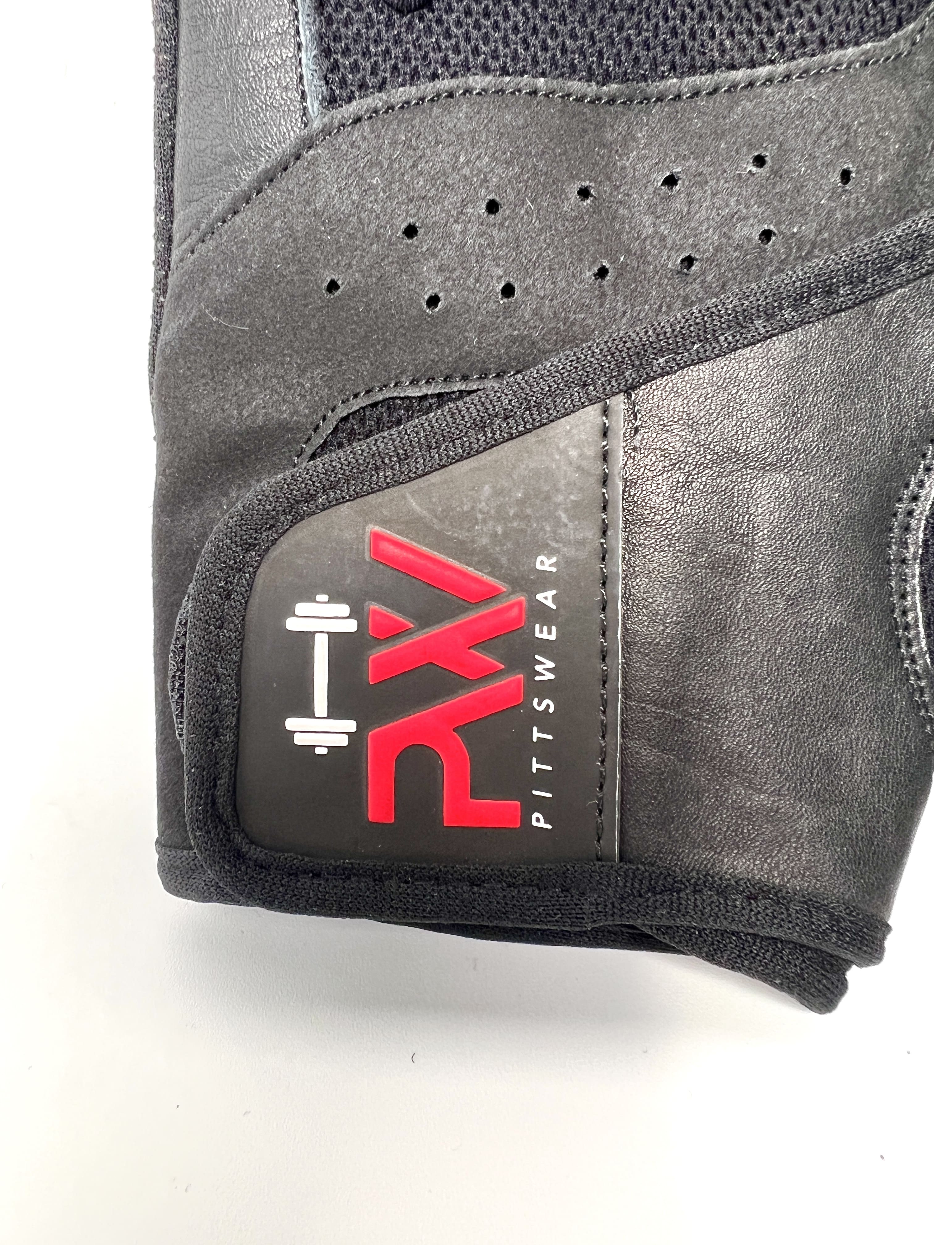 Nahaufnahme der PittsWear Fitness Handschuhe mit Logo