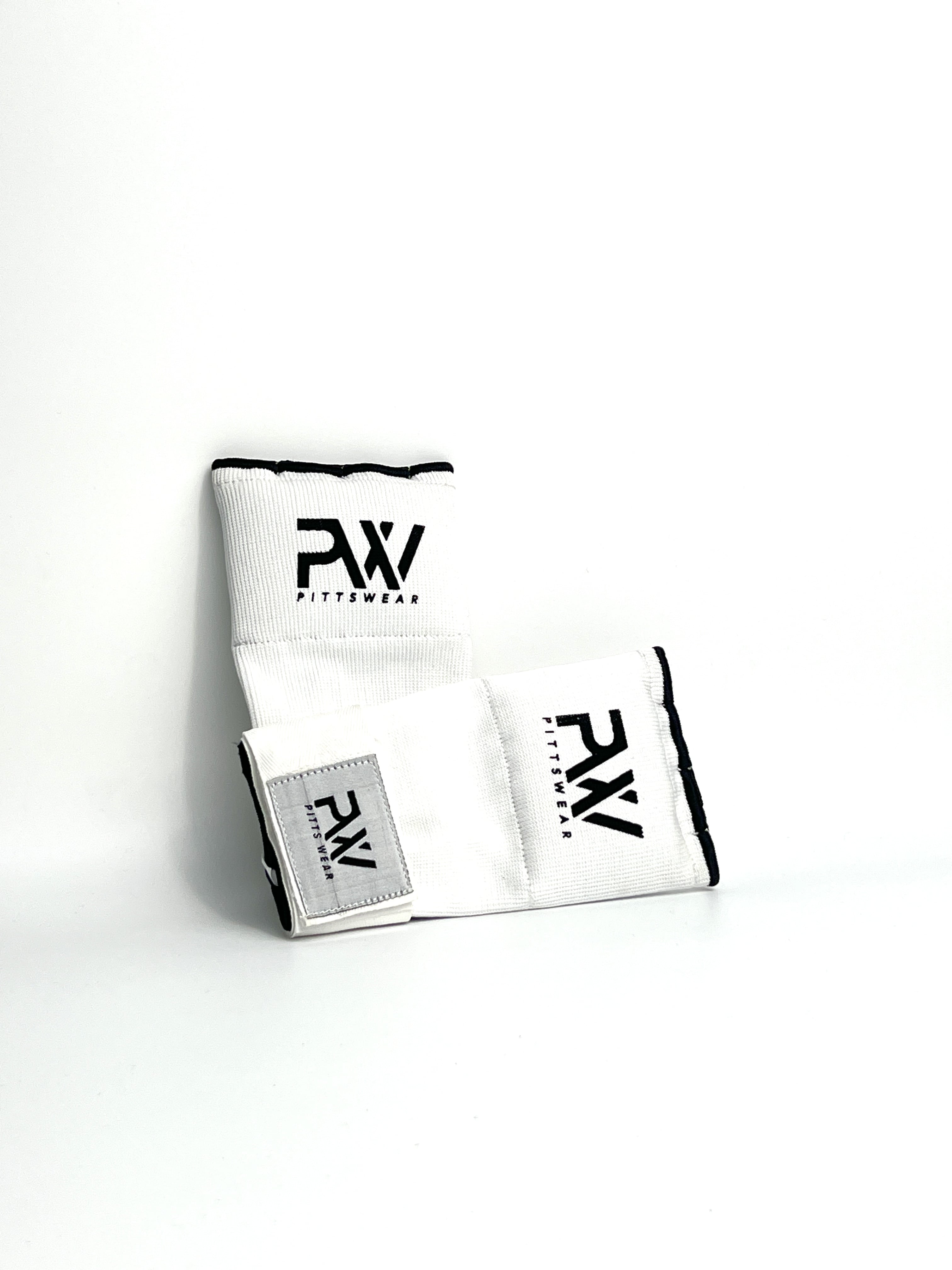 Weiße PittsWear Handgelenkbandagen, gestapelt mit Logo