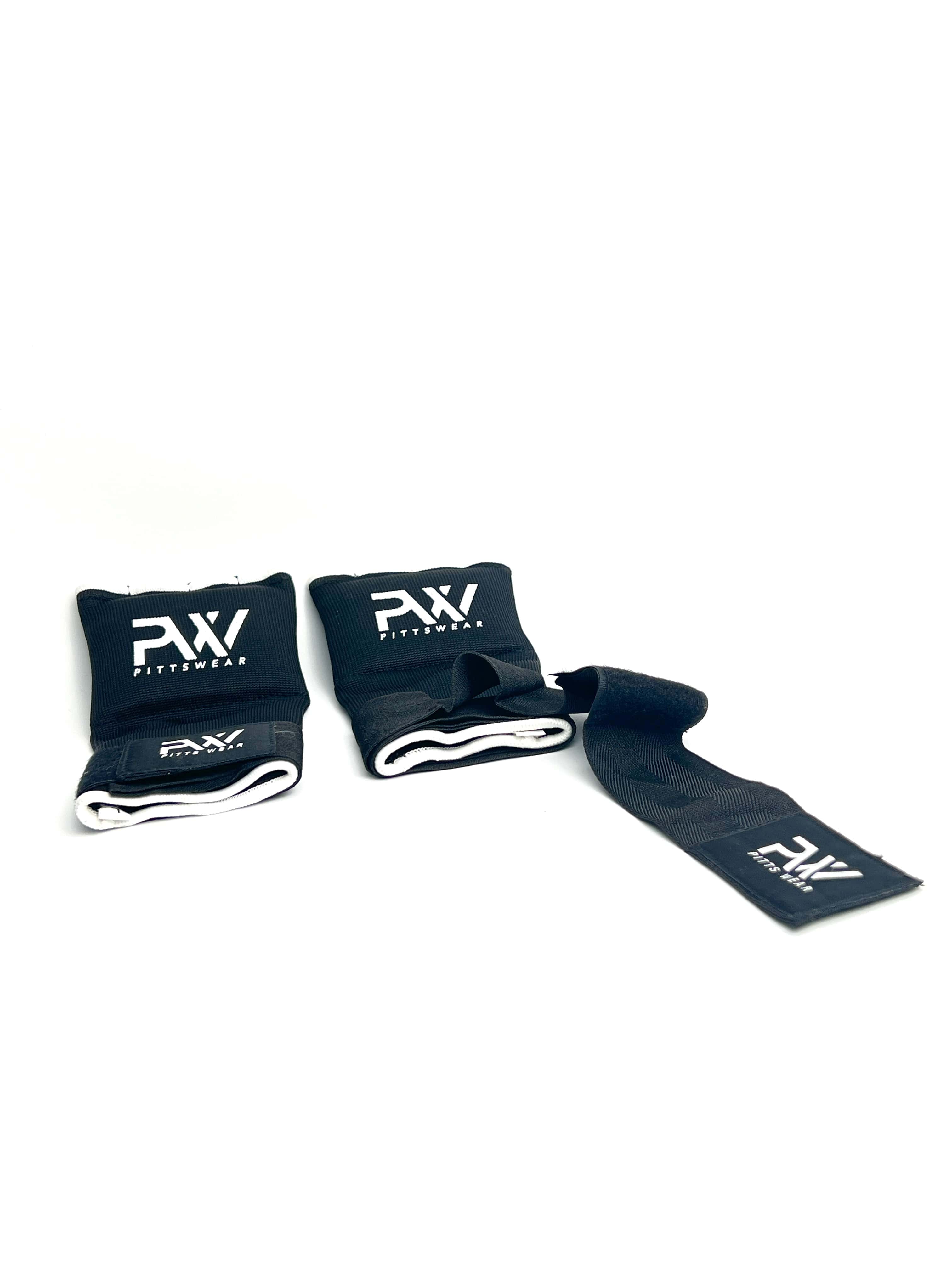 Schwarze PittsWear Handgelenkbandagen, ausgerollt mit Logo