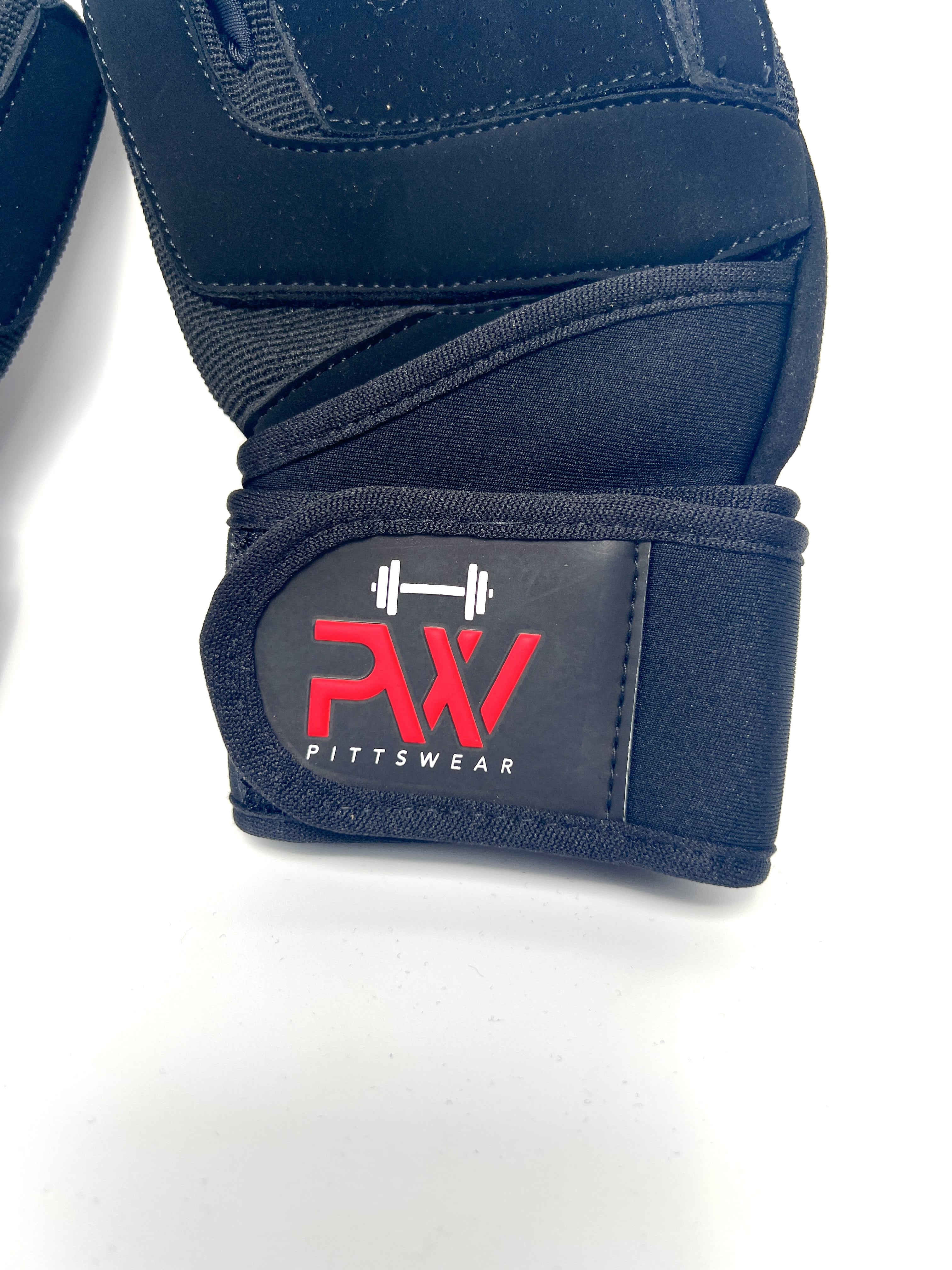 Nahaufnahme der PittsWear Handschuhe mit Logo
