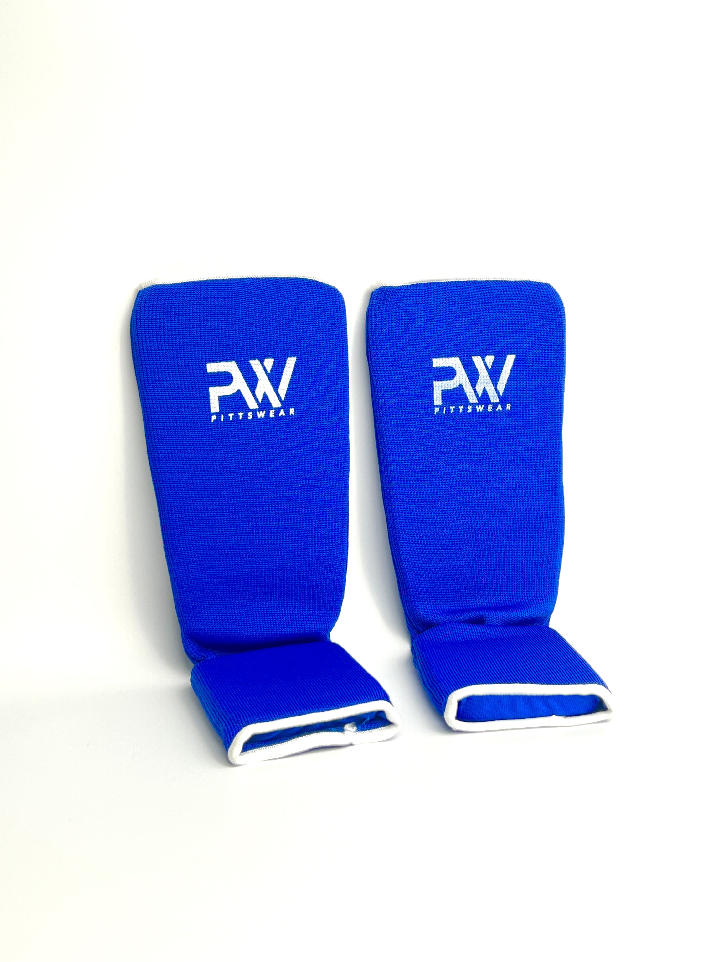 Blaue PittsWear Schienbeinschoner für Kinder, Paaransicht mit Logo