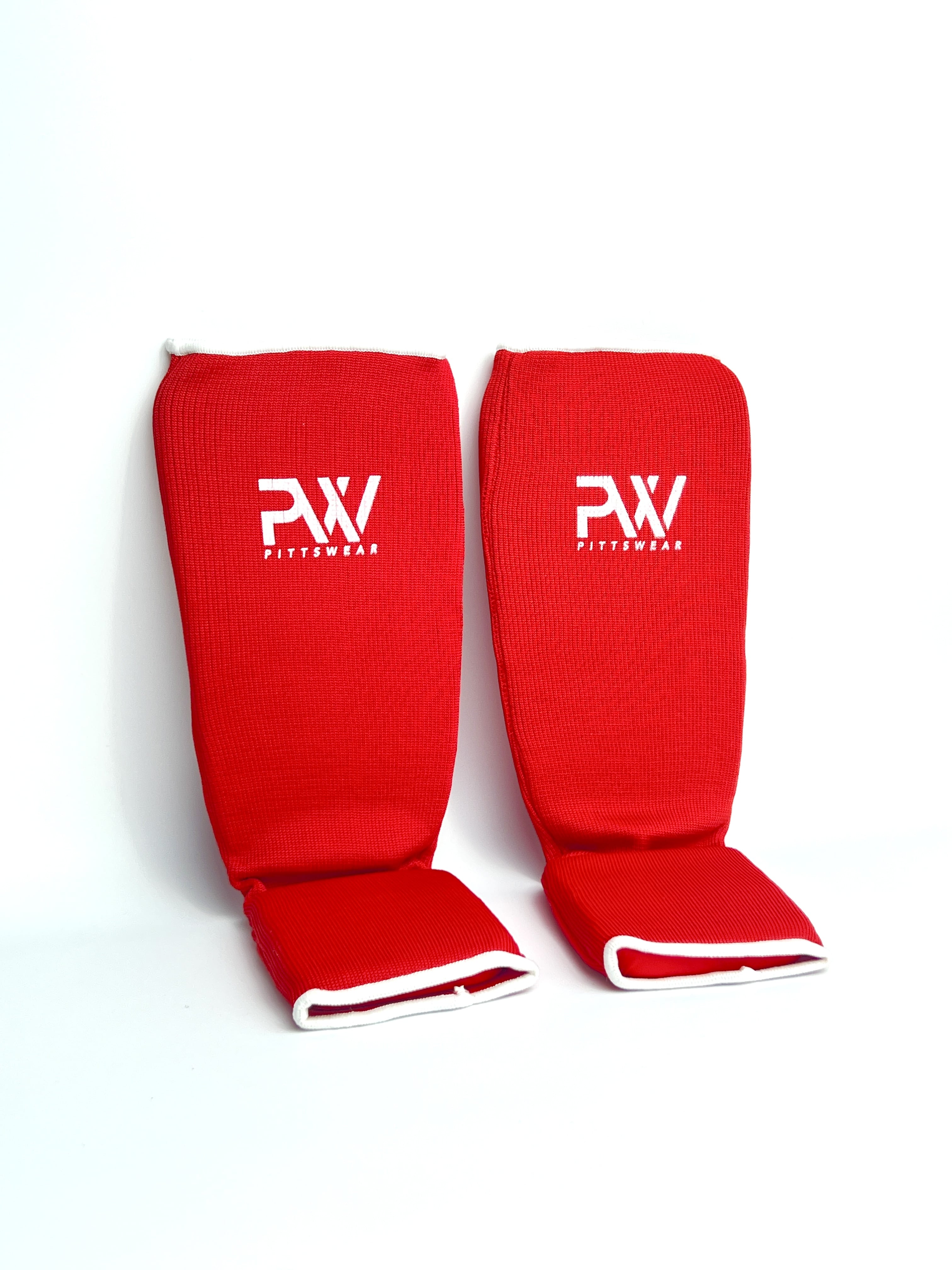 Rote PittsWear Schienbeinschoner für Kinder, Paaransicht mit Logo