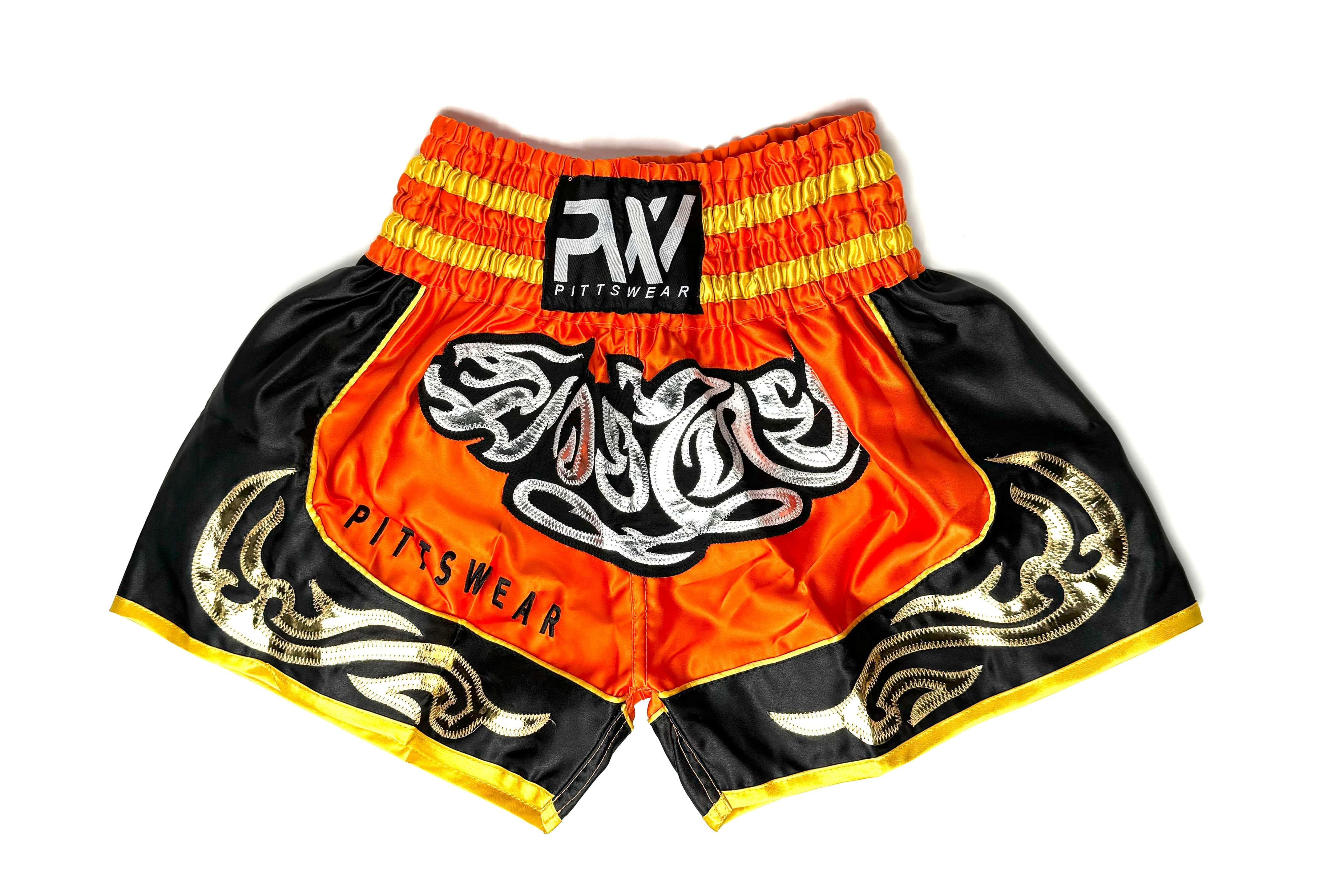 Thaibox Shorts in Orange/Schwarz von PittsWear, aus strapazierfähigem und atmungsaktivem Material mit elastischem Bund und verstellbarem Kordelzug