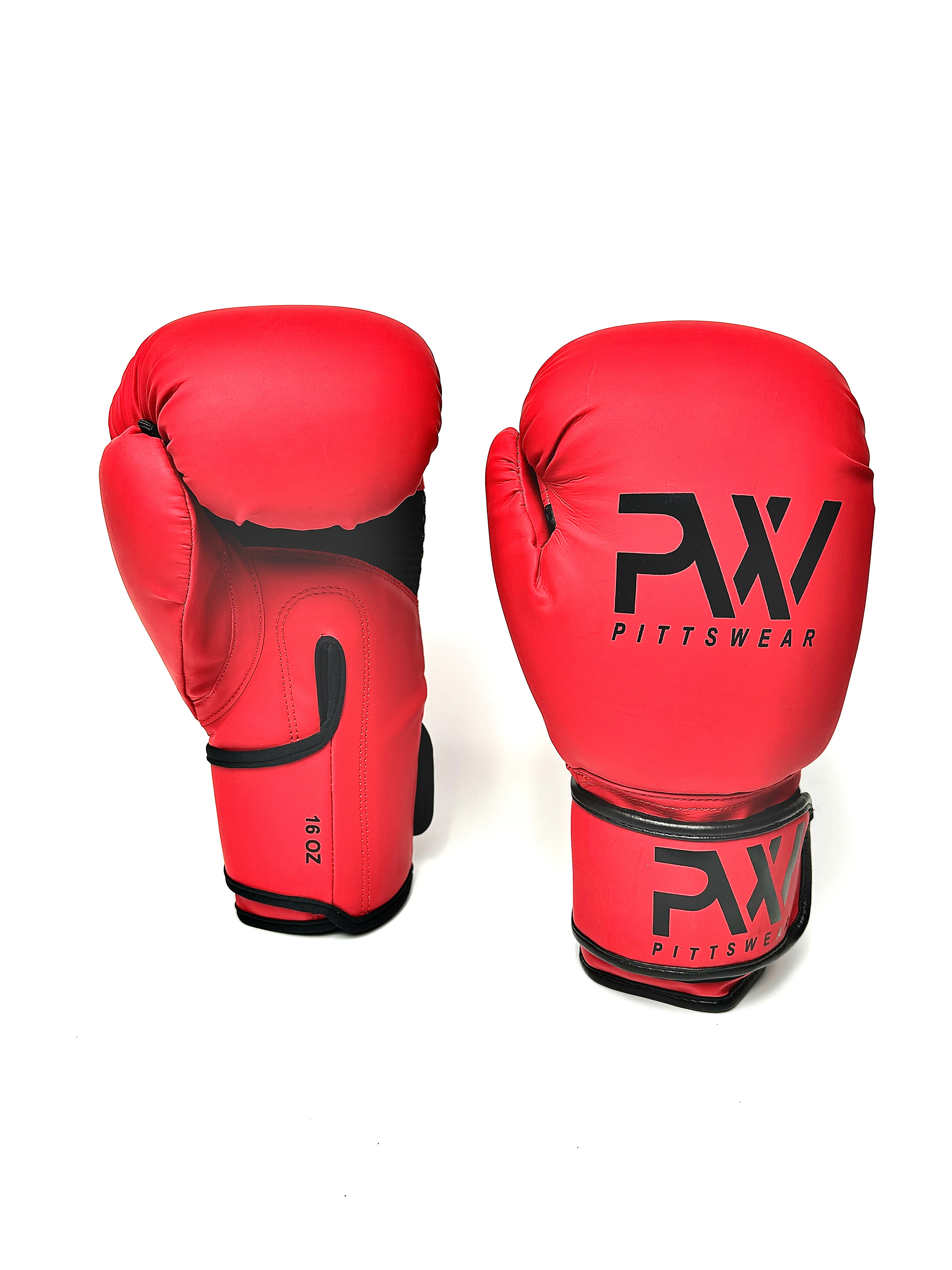 Rote Boxhandschuhe: Ein Paar rote PittsWear 16-Unzen-Boxhandschuhe.