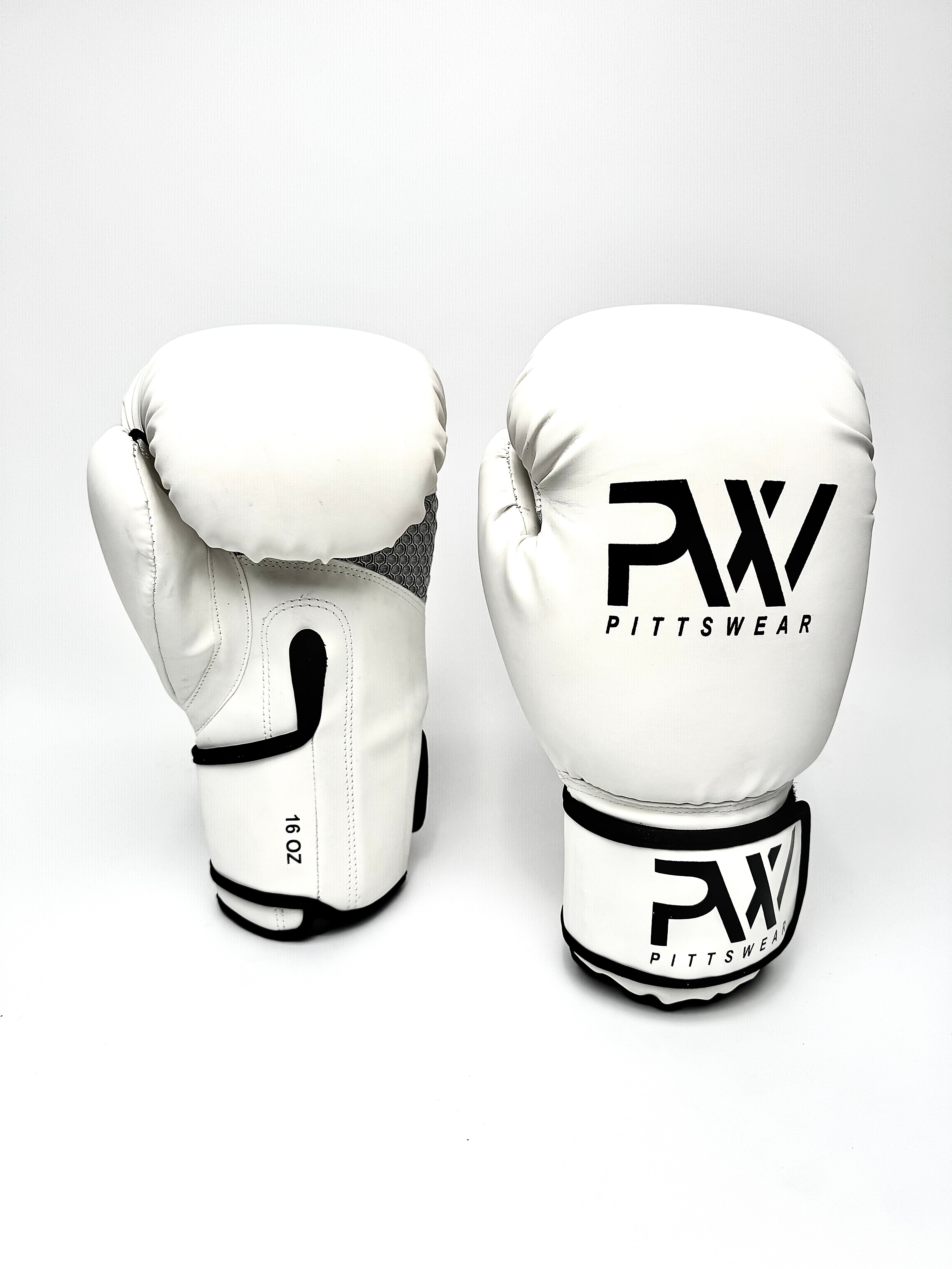 Weiße Boxhandschuhe: Ein Paar weiße PittsWear 16-Unzen-Boxhandschuhe.