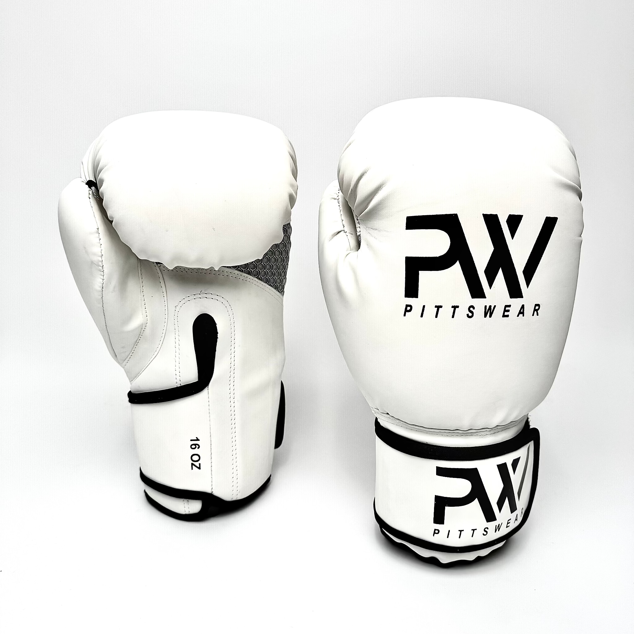 Weiße Boxhandschuhe: Ein Paar weiße PittsWear 16-Unzen-Boxhandschuhe.