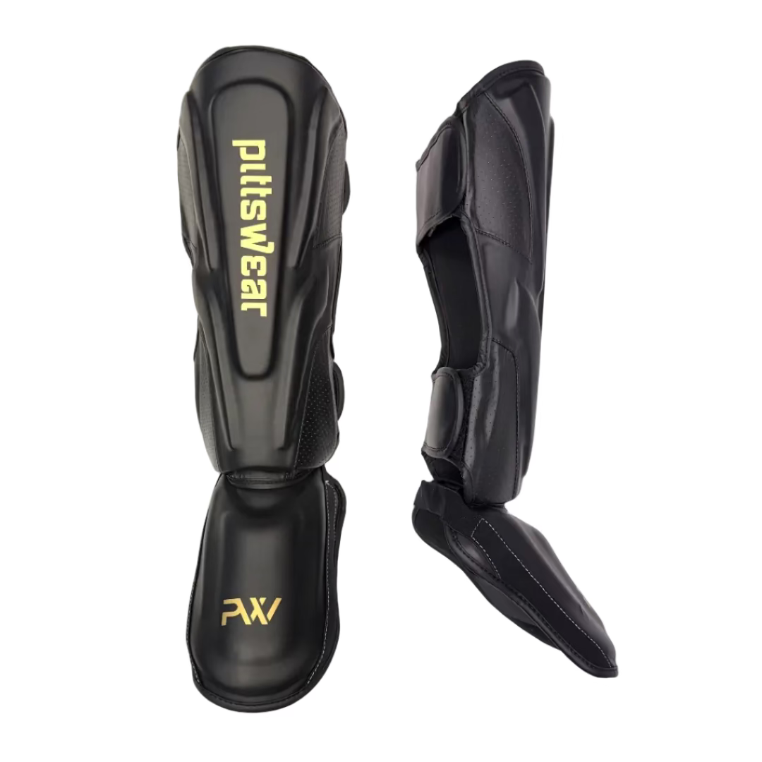 Pro Schienbeinschoner von PittsWear in Schwarz mit goldenem Schriftzug uns ein Schienbein seitlich abgelichtet