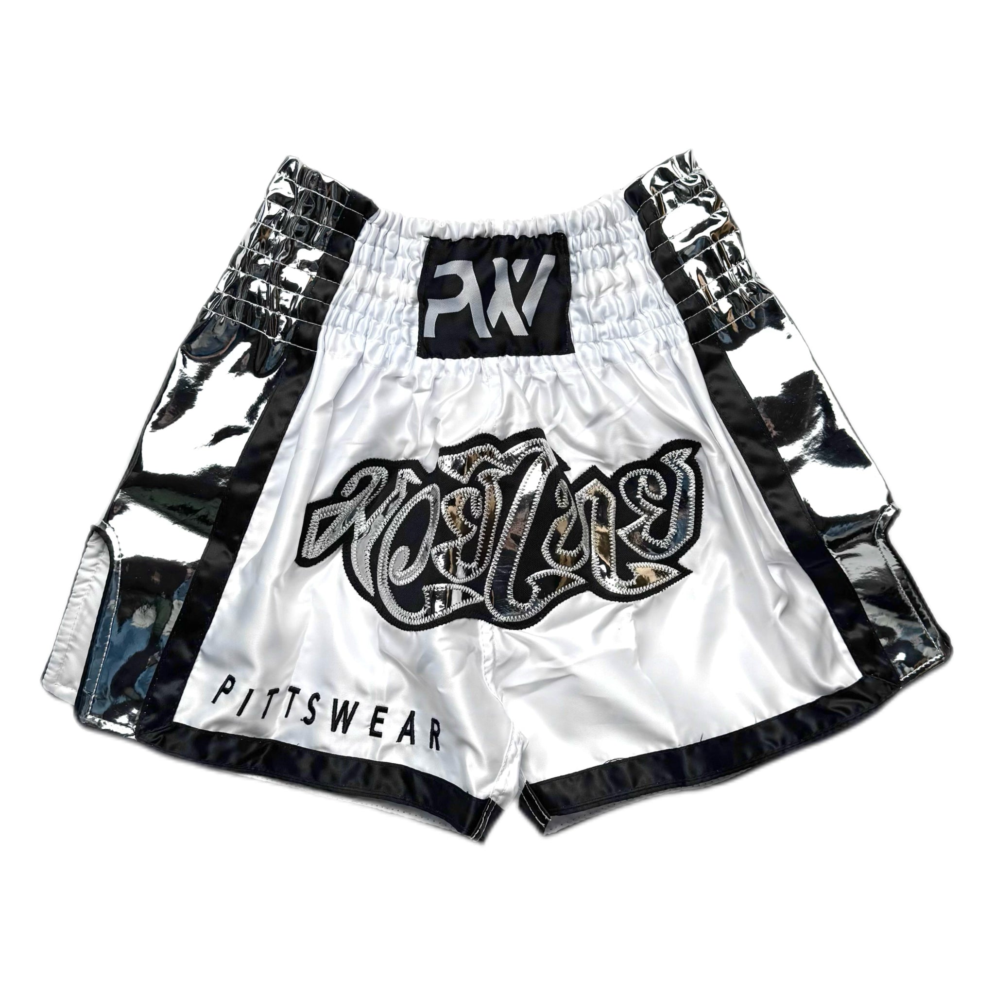 Thaibox Shorts in weiß und silber  von PittsWear, aus strapazierfähigem und atmungsaktivem Material mit elastischem Bund und verstellbarem Kordelzug