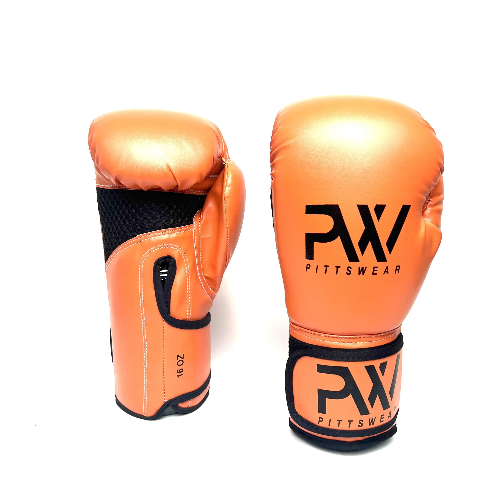 Orange Boxhandschuhe: Ein Paar orange PittsWear 16-Unzen-Boxhandschuhe.