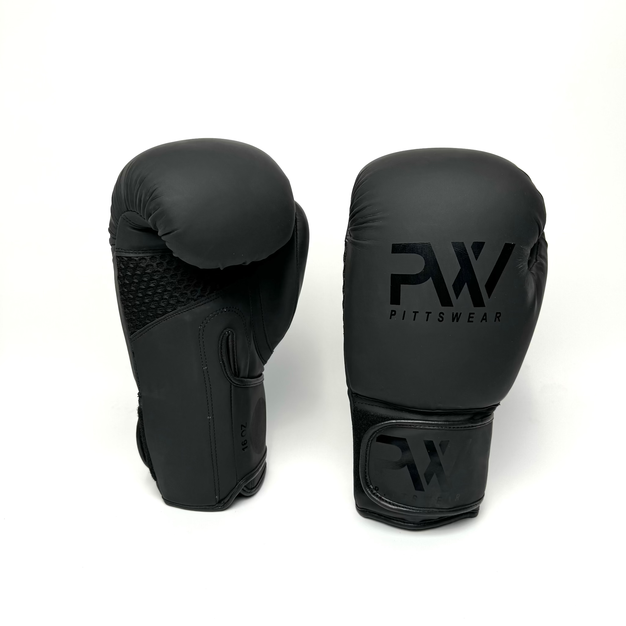 Schwarze Boxhandschuhe: Ein Paar schwarze PittsWear 16-Unzen-Boxhandschuhe.